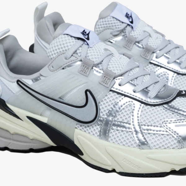 Tênis Nike V2k Run "Pure Platinum Metallic Silver"