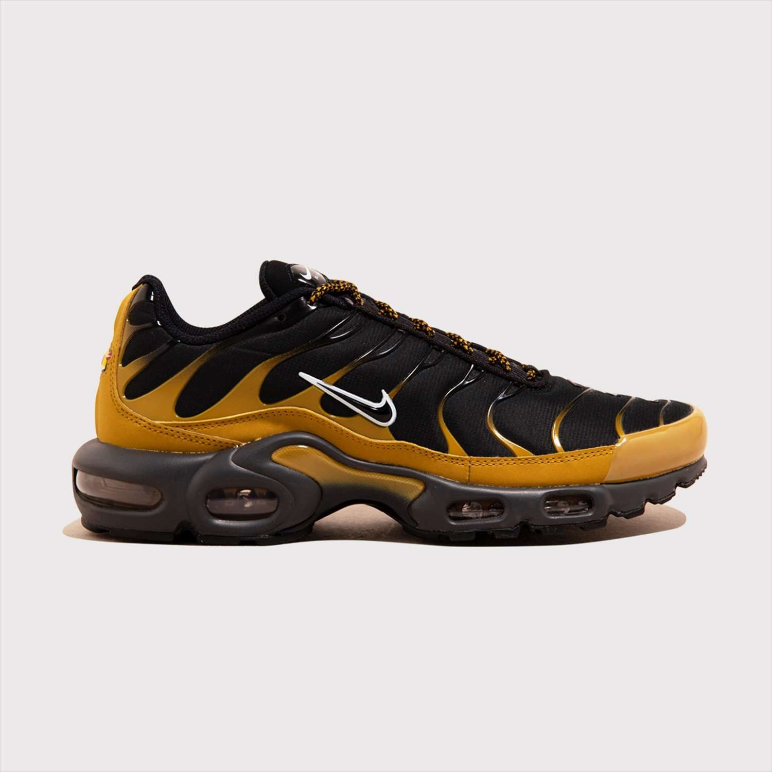 Air max plus preto e dourado shop