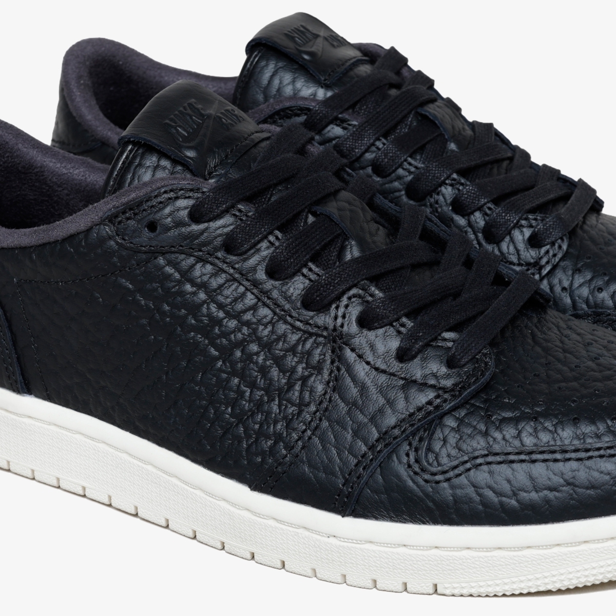 Tênis Air Jordan 1 Retro Low Swooshless 